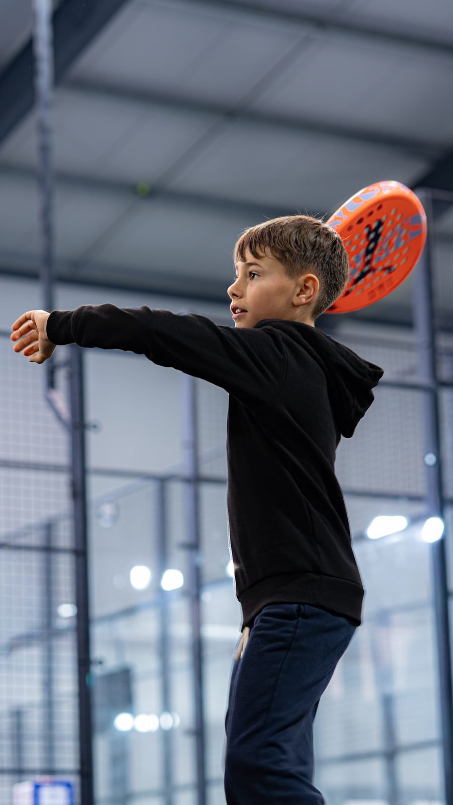 Jeune joueur de padel au smash à l'Academy ZE PADEL