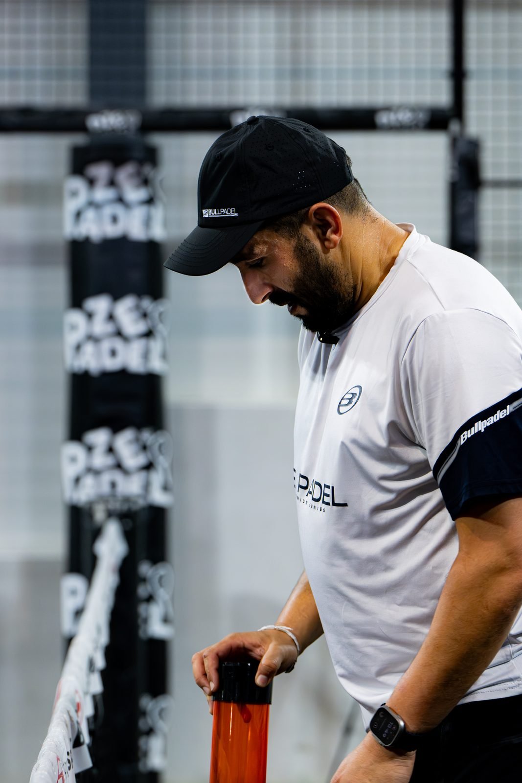 Coach de padel du club ZE PADEL sur une piste indoor
