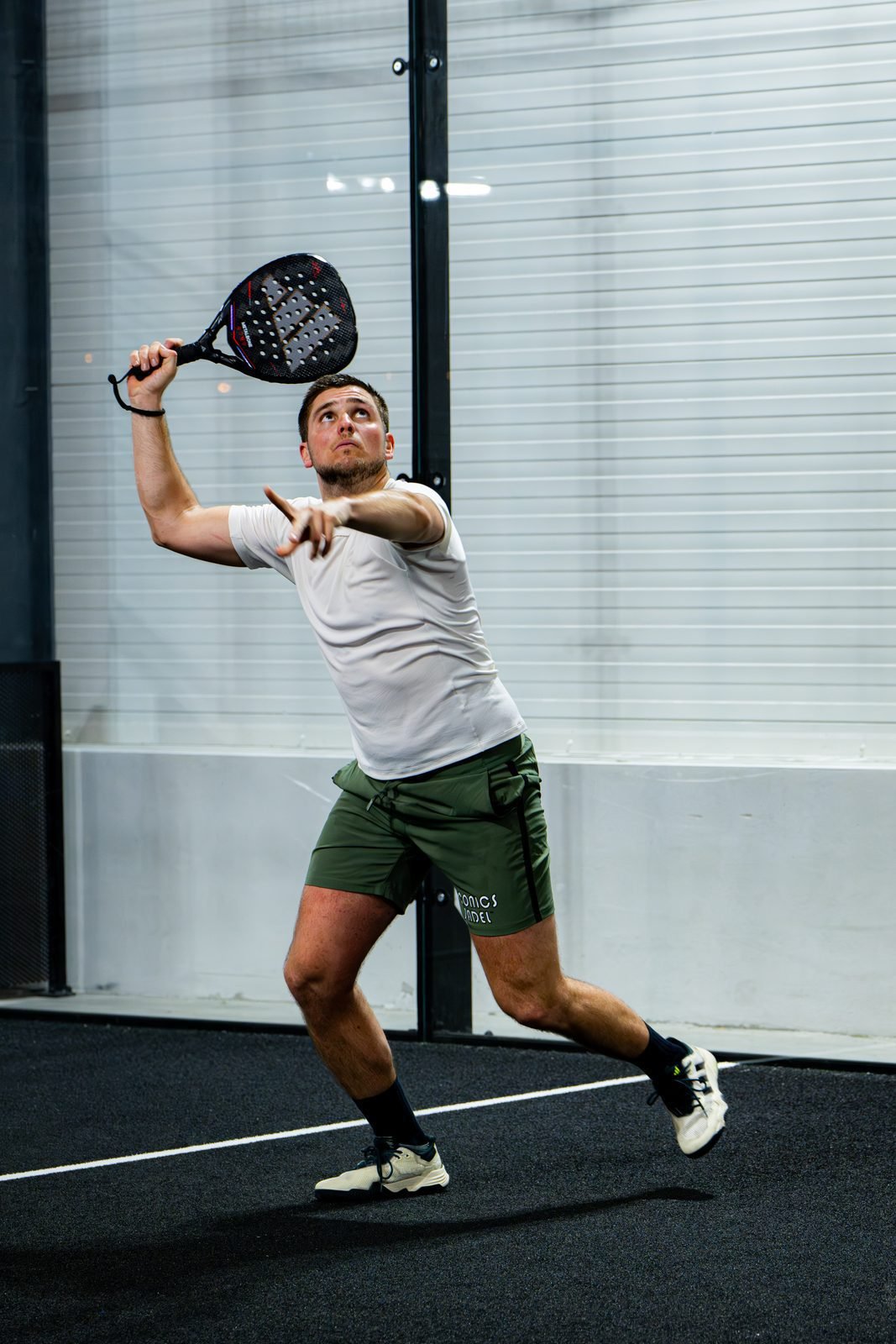 Joueur en compétition sur une piste indoor ZE PADEL