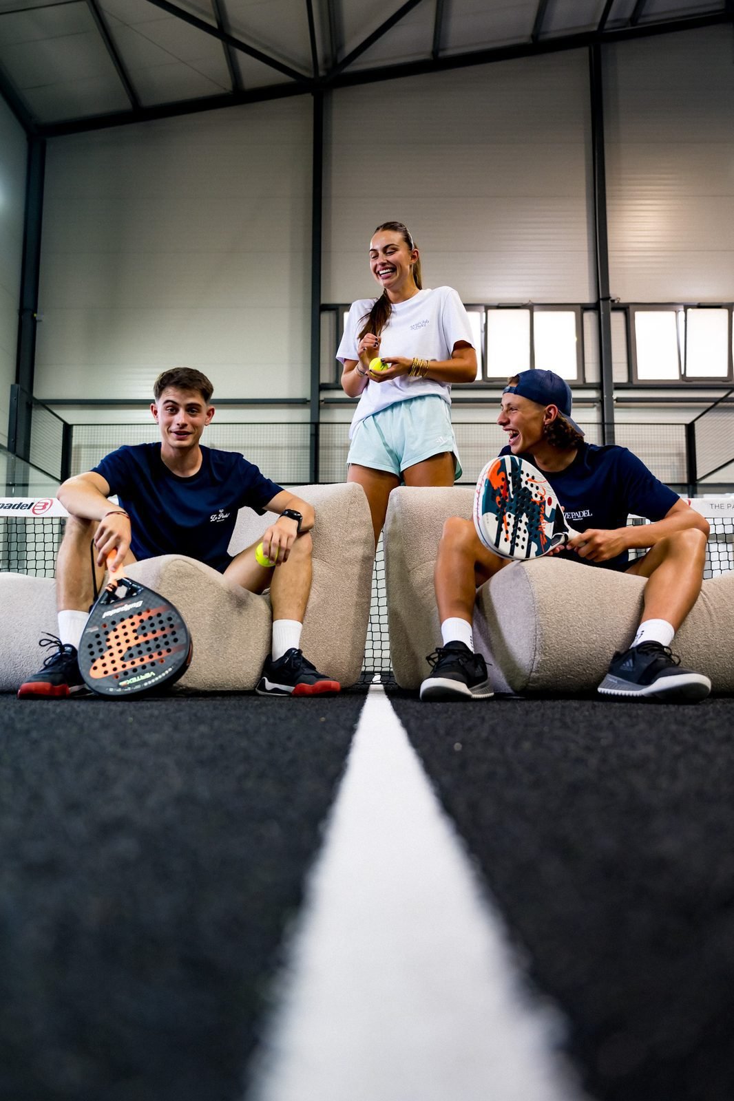 Groupe de joueurs de padel sur une piste ZE PADEL
