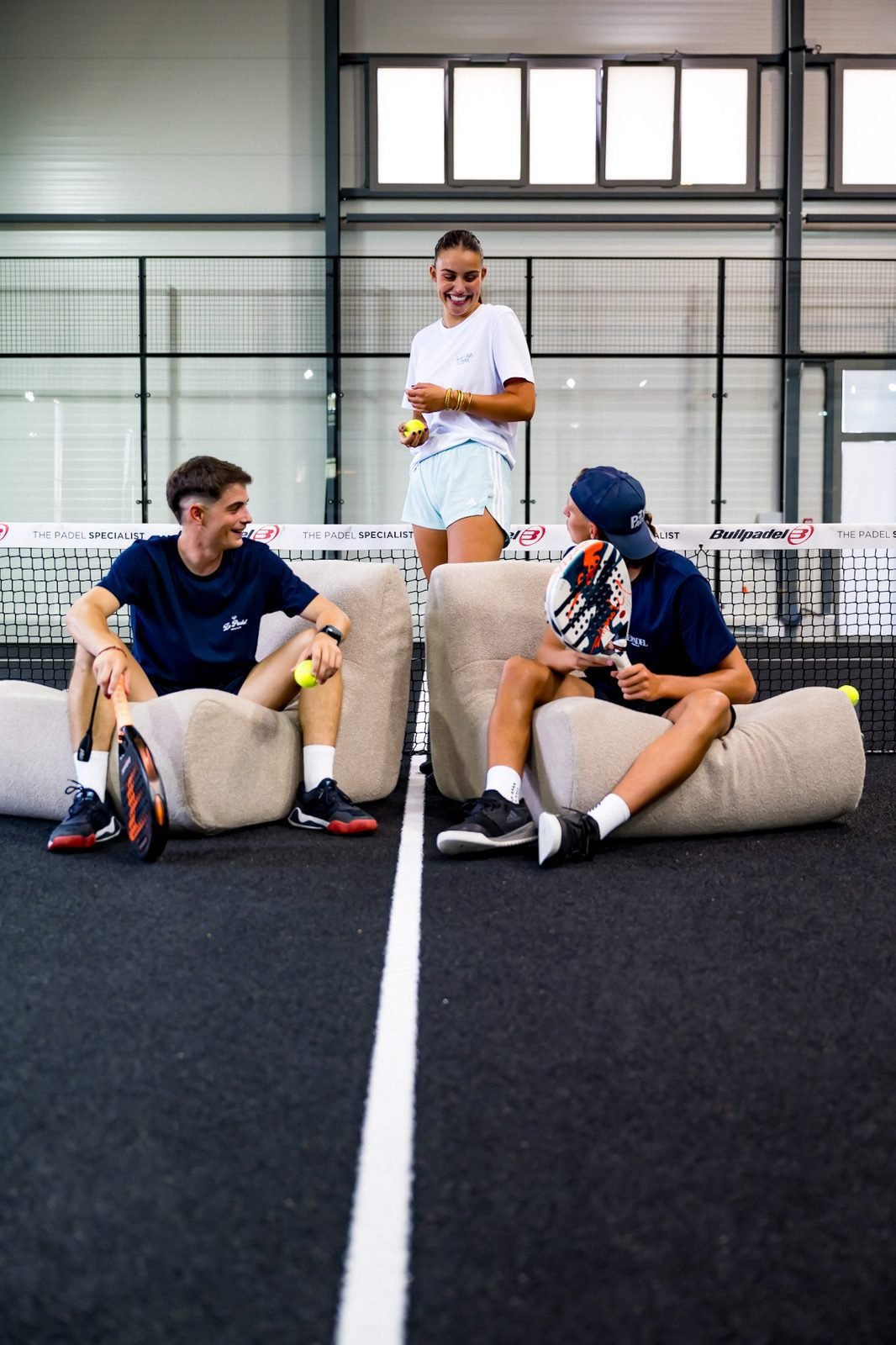Joueurs de padel réunis sur une piste ZE PADEL