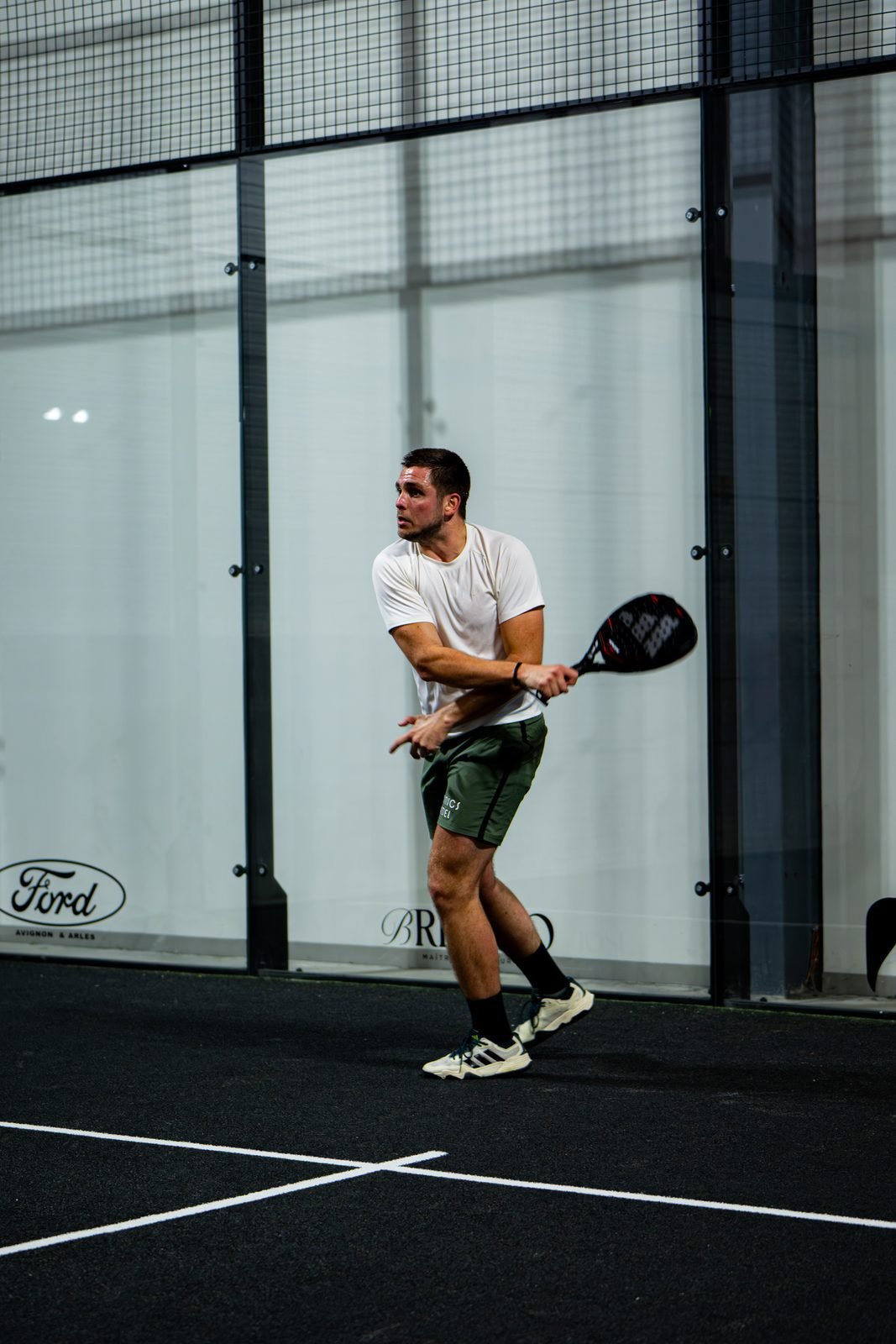 Match de padel à quatre joueurs en conditions réelles