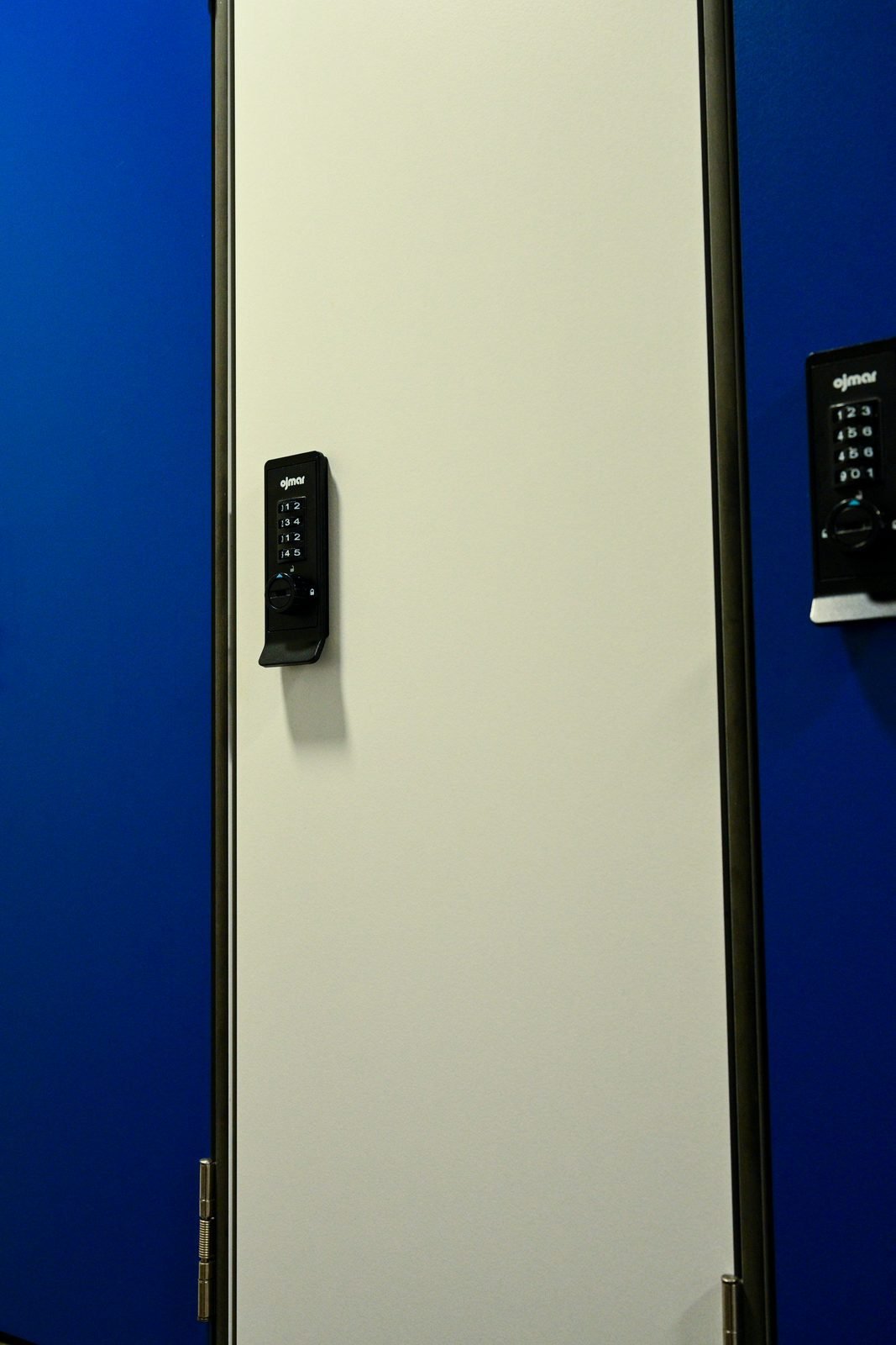Casiers sécurisés à code dans les vestiaires du complexe ZE PADEL à Boulbon