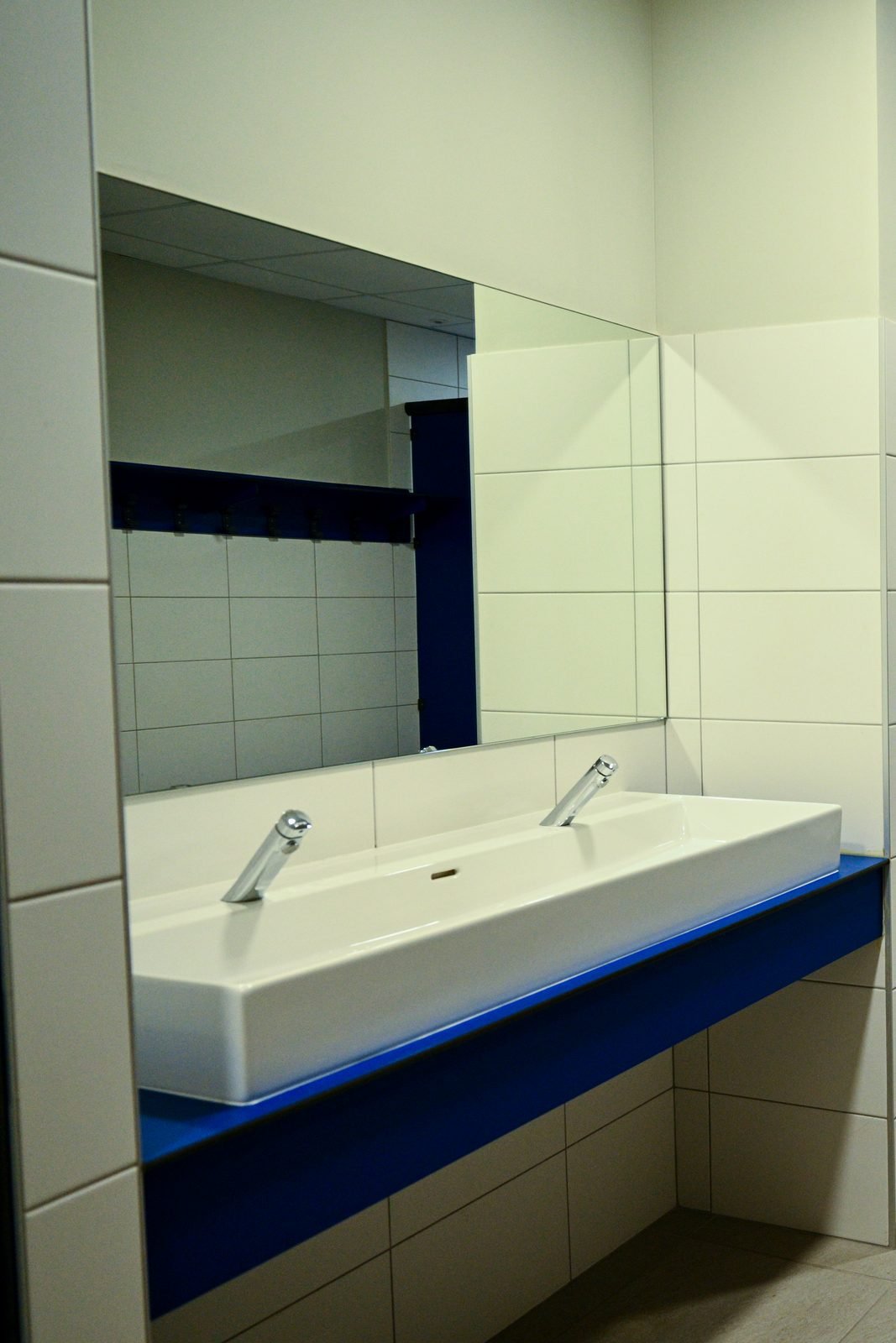 Lavabos et cabines des vestiaires du complexe ZE PADEL à Boulbon